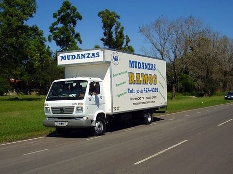 Camión premium de Mudanzas Ramos en calle residencial