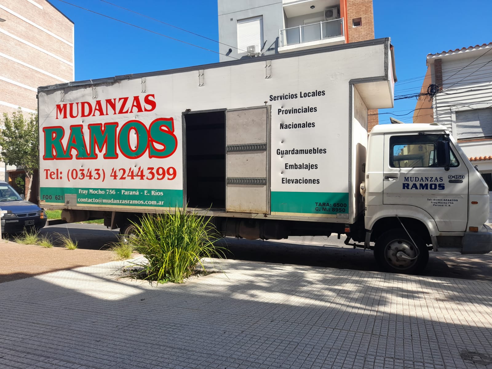 Lateral del Camión oficial Mudanzas Ramos con publicidad legítima